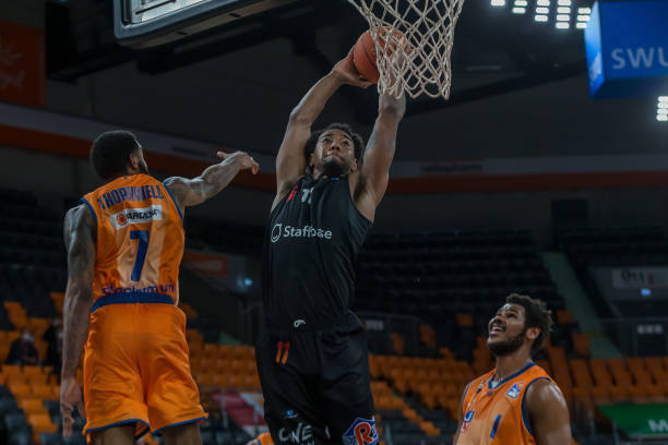 9日鸣枪起 9日鸣枪起