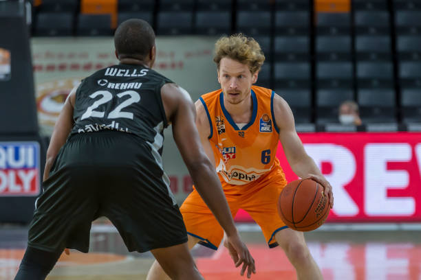 通过仔细的 通过仔细的